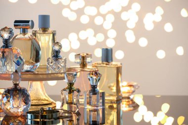 Cam yüzeyde farklı lüks parfümler. Bokeh etkisi