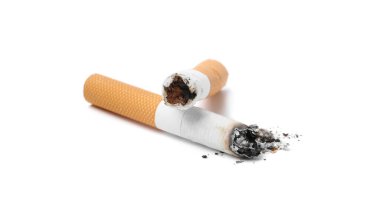 Beyaza izole edilmiş iki sigara izmariti. Sigara içme alışkanlığı