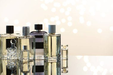 Cam yüzeyinde farklı lüks parfümler, yazı için yer. Bokeh etkisi