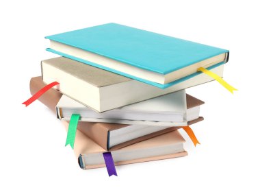 Beyaz üzerine izole edilmiş kurdele yer imlerine sahip kitaplar