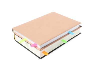 Beyaz üzerine renkli sekmeleri olan kitaplar