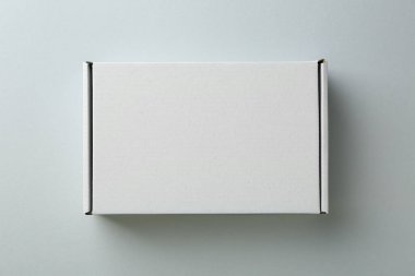 Beyaz arka planda boş bir karton kutu, üst manzara. Tasarım için model