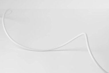 Bir yalıtılmış elektrik kablosu beyaza izole edildi