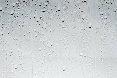 Işık cam yüzeyine su damlaları, üst manzara