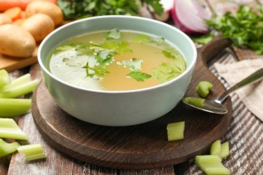 Lezzetli tavuk buketi kasede ve ahşap masada malzemeler, yakın plan.