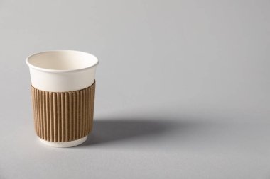 Gri arka planda kağıt bardak. Tasarım için model