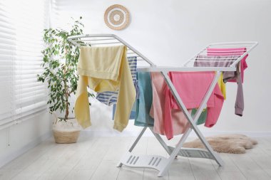 Evde temiz çamaşırlarla kuru askı.