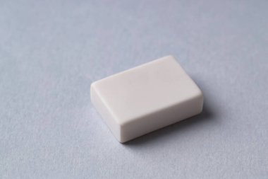 Gri arkaplanda bir silgi, yakın plan görünümü