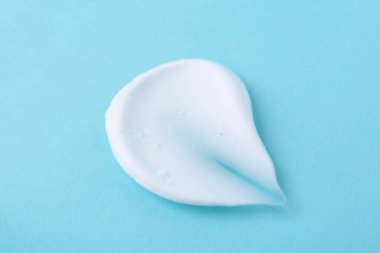 Açık mavi arkaplanda kabarık köpük örneği, üst görünüm