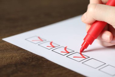 Ahşap masada kağıt kutusunu işaretleyen kadın, yakın plan.