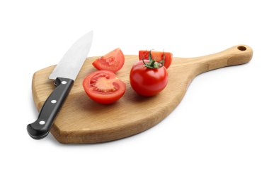 Beyaz domatesli ve bıçaklı kesme tahtası