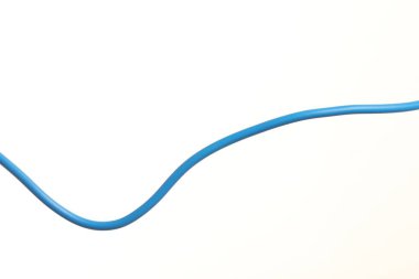 Beyaz arkaplanda açık mavi bir elektrik kablosu