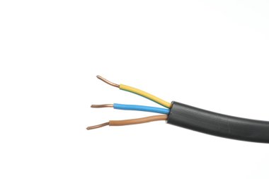Beyaz arka planda bakır telleri olan soyulmuş elektrik kablosu