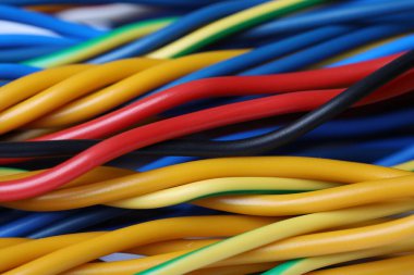 Arka plan olarak birçok renkli elektrik kablosu, yakın plan