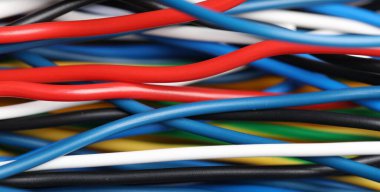 Arka plan olarak birçok renkli elektrik kablosu, yakın plan