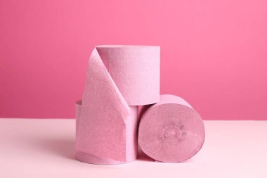 Pembe arka planda renkli tuvalet kağıdı ruloları