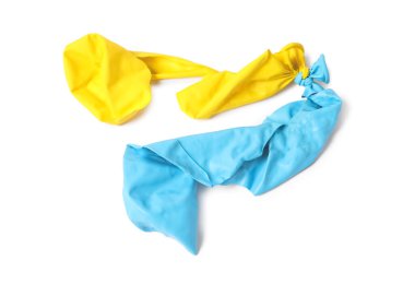 İki renkli balon beyaz üzerine izole edilmiş.