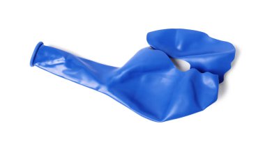 Bir mavi patlamış balon beyaza izole edilmiş, üst manzara