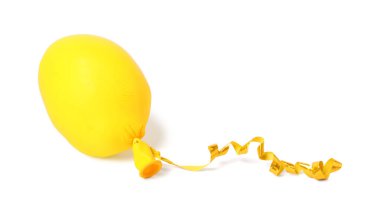 Bir sarı yarı sönmüş balon beyaza izole edilmiş.