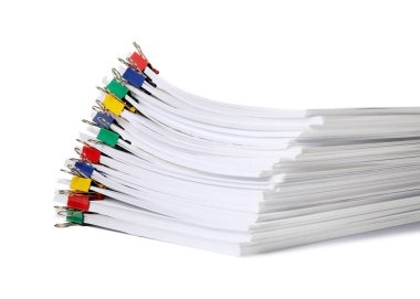 Beyaz üzerine izole edilmiş kağıt sayfaları ile cilt ataçları