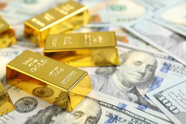 Parlak altın külçeler, banknotlar, yakın plan. Metin için boşluk