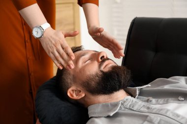 Hipnoz sırasında hastayla birlikte çalışan psikolog kapalı bir yerde, yakın plan.