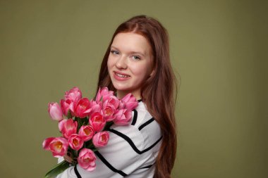 Zeytin zemininde bir buket lale olan güzel bir genç kız.