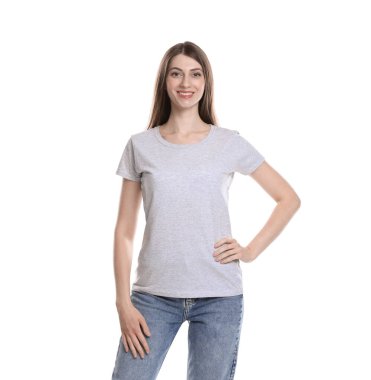 Beyaz arka planda boş tişört giyen bir kadın. Tasarım için model