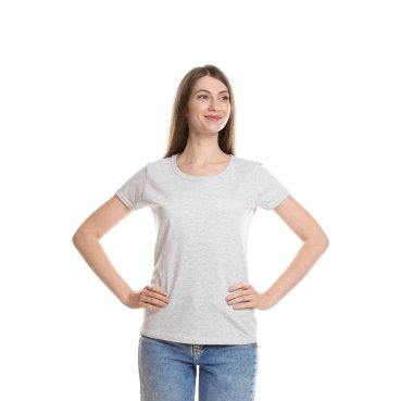 Beyaz arka planda boş tişört giyen bir kadın. Tasarım için model