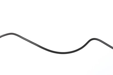 Beyaz arkaplanda siyah bir elektrik kablosu