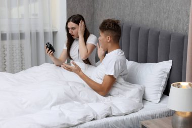 Yataktaki çalar saate bakarak uyuyakalan çift şok oldu.