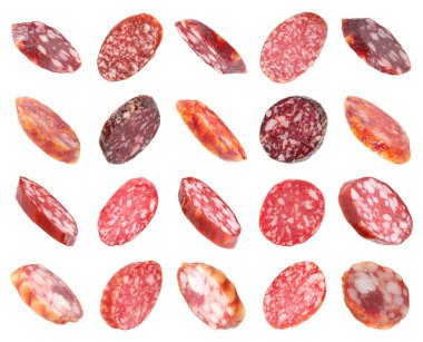 Tütsülenmiş sosis dilimleri beyaz ve sette izole edilmiş.