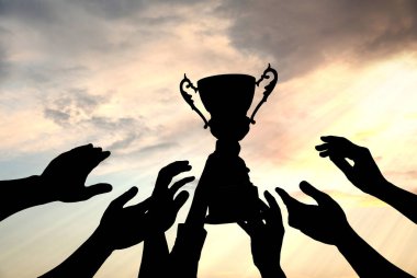 Gökyüzüne doğru uzanan insanların siluetleri, yakın plan