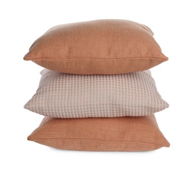 Açık kahverengi renkli yastıklar beyaza izole edilmiş.