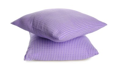 Mor renkli yastıklar beyaza izole edilmiş.