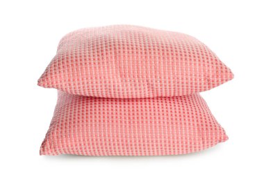 Kırmızılı yastıklar beyaza izole edilmiş