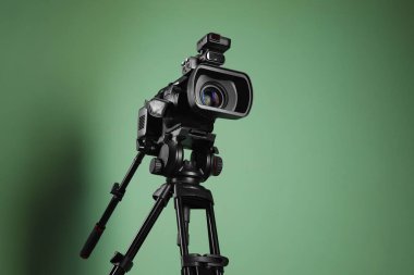Grimsi yeşil arka planda modern profesyonel video kamera