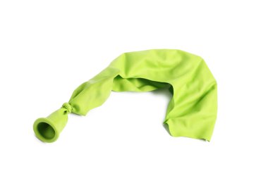 Bir yeşil patlamış balon beyazda izole edilmiş.