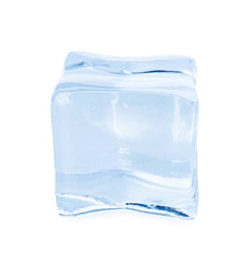 Bir kristal berrak buz küpü beyaza izole edilmiş