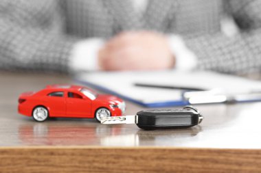 Araba modeli ve anahtar ahşap masada, seçici odaklanma. Otomatik satın alınıyor