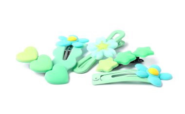 Beyaz renkte bir sürü saç tokası var.