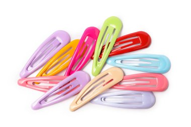 Birçok renkli saç tokası beyaz, üst görünümde izole.