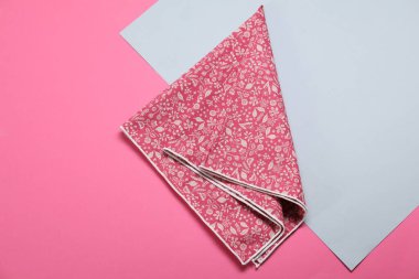 Renk arkaplanında çiçek desenli güzel eşarp, üst görünüm