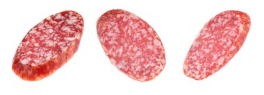 Tütsülenmiş sosis dilimleri beyaza izole edilmiş.