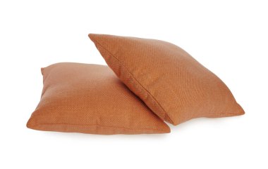 Açık kahverengi renkli yastıklar beyaza izole edilmiş.