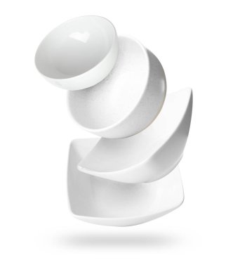 Beyaz arka planda temiz bulaşık takımı