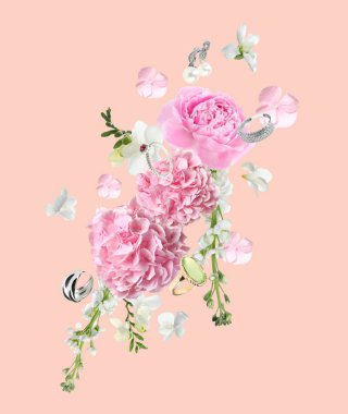 Parlak bijouterie ve güzel çiçekler pembe bej arka planda hava