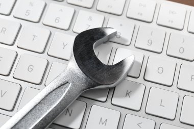 Teknik destek konsepti. Klavyede anahtar, yakın plan