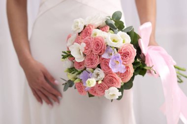 Arka planda güzel bir düğün buketi olan gelin, yakın plan.