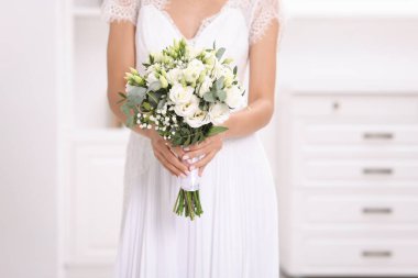 Arka planda güzel bir düğün buketi olan gelin, yakın plan.